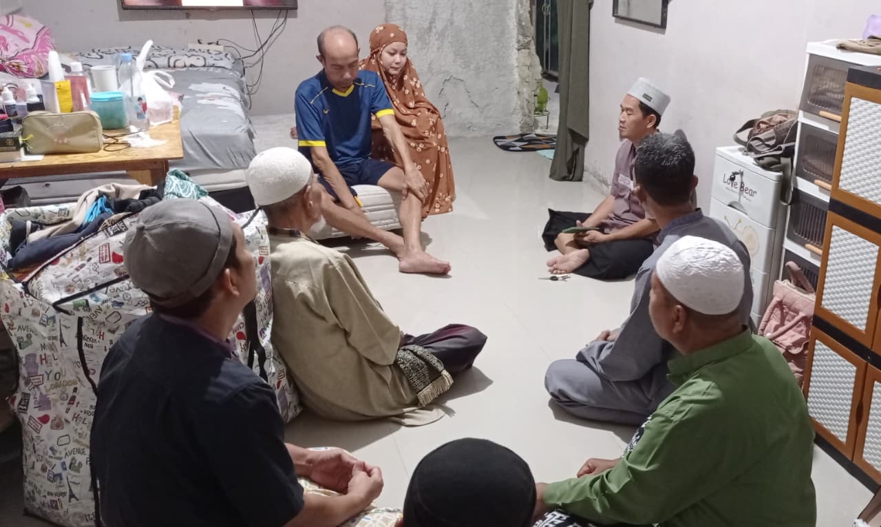 Pengurus DKM menjenguk Jamaah yang sedang Sakit