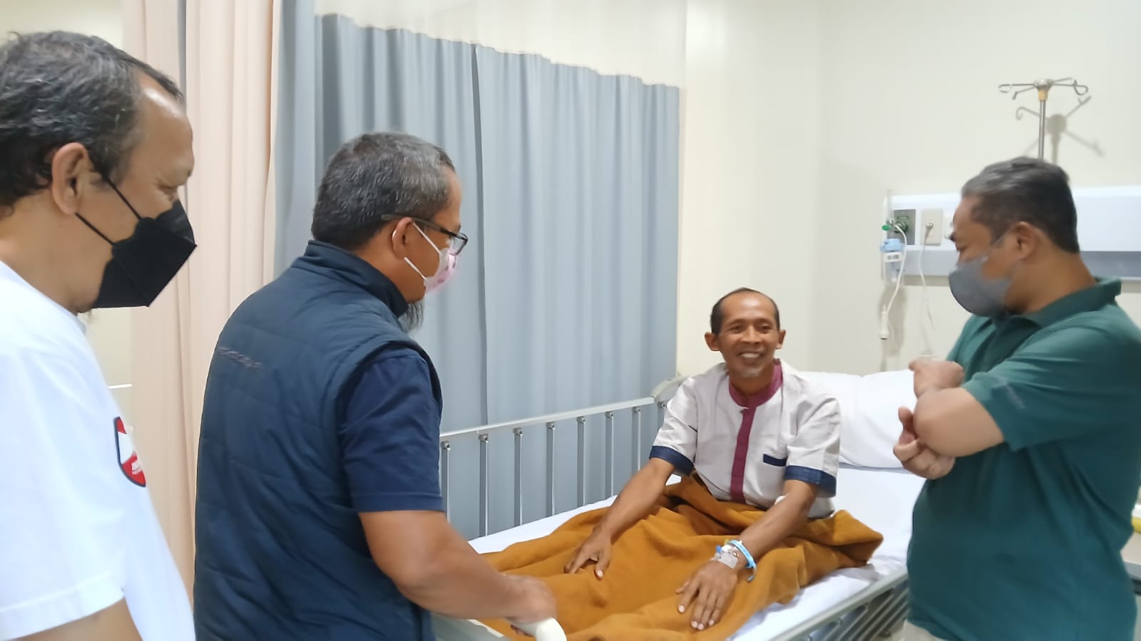 Program "Al Furqaan Menyapa" Menjenguk Jamaah Sakit